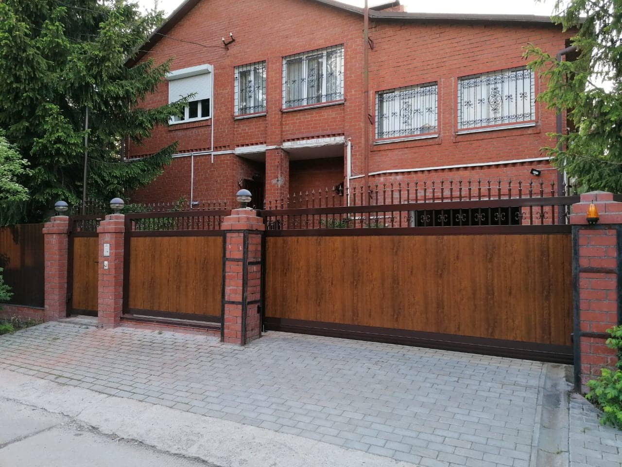 Уличные ворота DoorHan в Тюмени с установкой